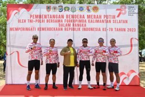 Danrem 101/Antasari Bersama Forkopimda Bentangkan Bendera Merah Putih di Pantai 18 Danrem 101/Antasari Bersama Forkopimda Bentangkan Bendera Merah Putih di Pantai