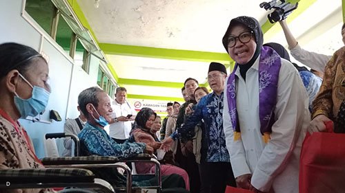 Ratusan Pasien Katarak di Kalsel<br>Mensos RI Ingatkan Konsisten Melayani 1 1 utama 5 klm 5 cn risa