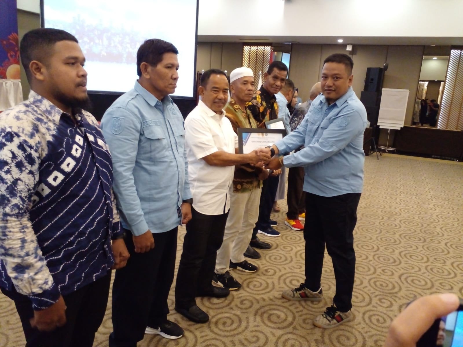 Penghargaan PODSI untuk yang berjasa<br>Memajukan olahraga dayung di Kalsel 1 13 3klm KETUA PODSI Kalsel jpg