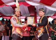 Wakapolri Daoat Gelar Warga Kehormatan Masyarakat Dayak 21 Wakapolri Daoat Gelar Warga Kehormatan Masyarakat Dayak