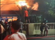 Mahasiswa dan Penghuni Hotel Berhamburan Melihat Kebakaran 20 Mahasiswa dan Penghuni Hotel Berhamburan Melihat Kebakaran