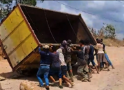 Truk Angkutan Kayu Terjungkal di Km 171 Satui Barat 26 Truk Angkutan Kayu Terjungkal di Km 171 Satui Barat