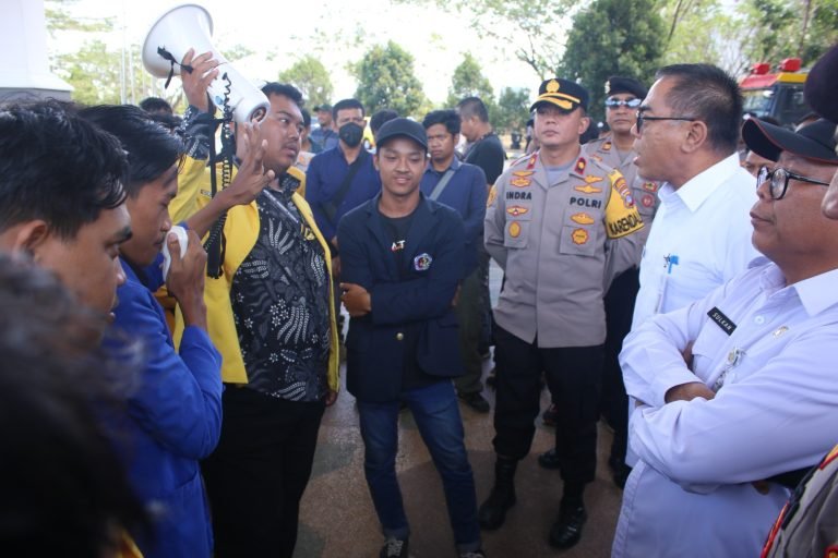 6 FOTO HL Polisi Amankan Demo 3klm