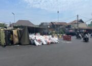 Tak Kuat Menanjak, Truk Pengangkut Beras Terbalik 24 Tak Kuat Menanjak, Truk Pengangkut Beras Terbalik