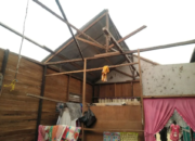 Puting Beliung Terbangkan Atap Rumah Warga 35 Puting Beliung Terbangkan Atap Rumah Warga