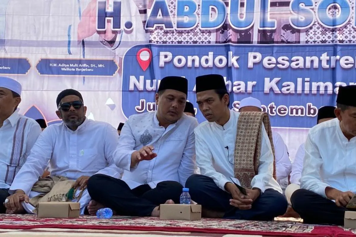 Wali Kota Aditya dan Ustaz Abdul Somad Bagikan Beasiswa 24 Santri ke Mesir 1 HAL 9 3 klM USTAD ADITYA