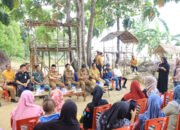 Bupati Bantu Pelaku UMKM Desa Teluk Gusung 27 Bupati Bantu Pelaku UMKM Desa Teluk Gusung