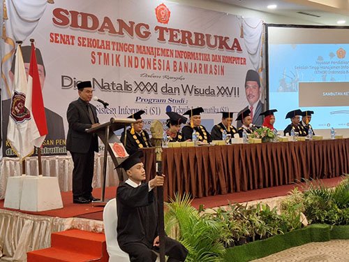 Zairullah Tangiskan 170 Wisudawan STIMIK Indonesia Banjarmasin Menangis 1 Hal 9 3 Klm Wisuda