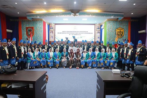 Rapat Paripurna Hari Jadi Kota Banjarmasin Ke 497<br>Inspirasi dan Motivator Peningkatan Pembangunan dan Kesejahteraan Masyarakat 1 Hal 9 Foto 3 KLm Gabung 23