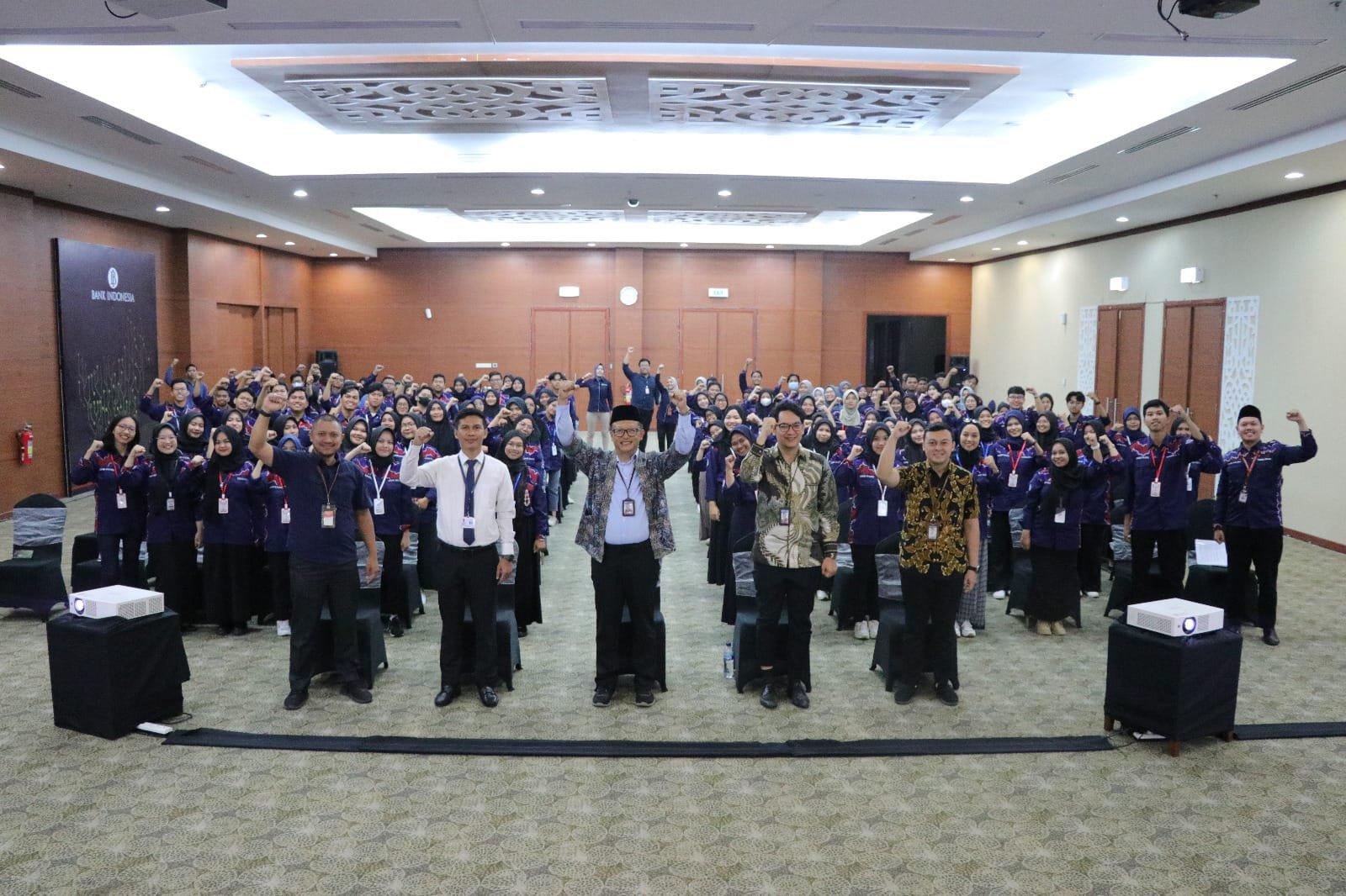 Dispersip Kalsel<br>Bunda Nunung Berikan Motivasi kepada 125 Penerima Beasiswa BI 2023 1 IMG 20230905 WA0005