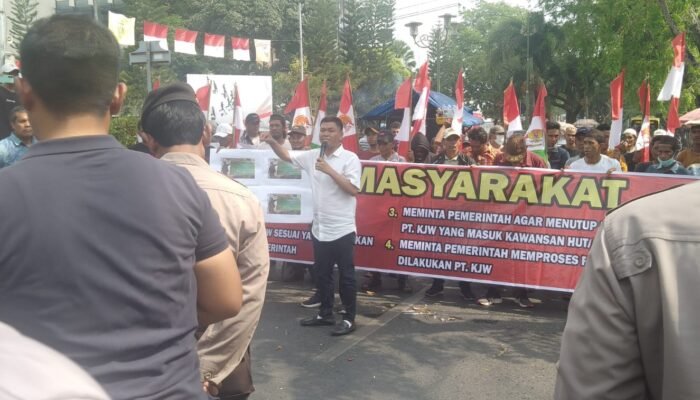 Massa Tuntut PT KJW Kembalikan Lahan Sawit