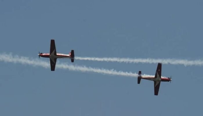 Pesawat Aerobatik Angkatan Udara Italia Jatuh, Seorang Bocah Tewas