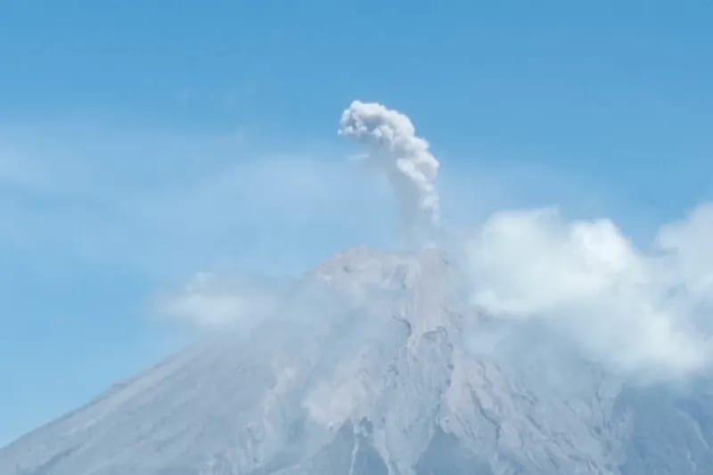 Letusan Abu Setinggi 700 Meter dari Gunung Semeru 1 IMG 20230922 WA0014