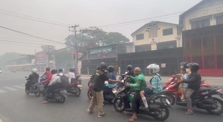 1 35 klm Kontrak Pemprov 3 Paman Birin bagikan masker