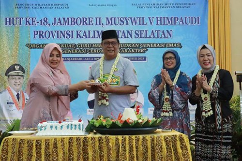 Paman Birin Terima Penghargaan<br>Peduli Pendidikan Anak Usia Dini dan HIMPAUDI di Kalsel 1 1 35 klm Kontrak Pemprov 6 Paman Birin terima penghargaan peduli pendidikan anak