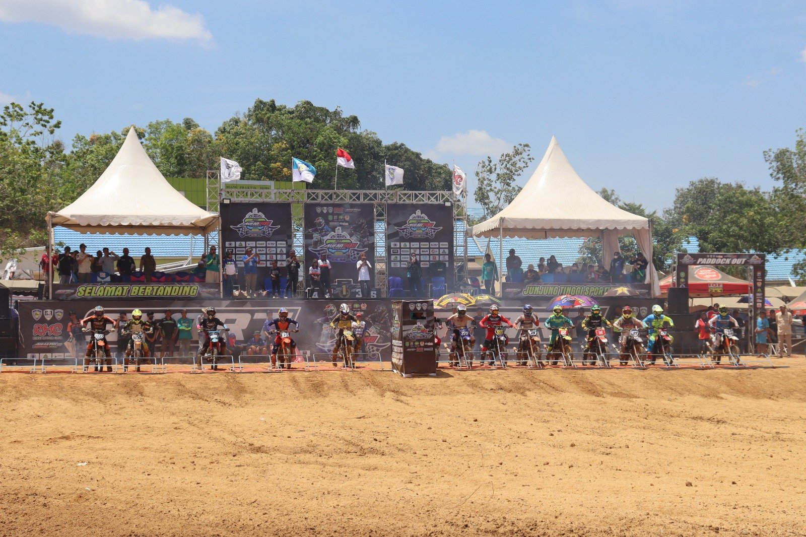 Pj Bupati Tapin Buka Kejurnas Grasstrack Sirkuit Aufar MX Binuang 1 13 3klm Kejurnas grasstrack jpg