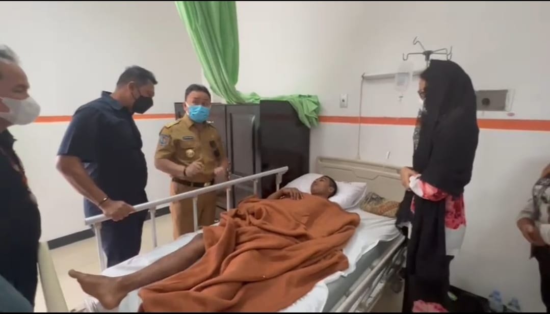 15 HL Gubernur Ketum DAD Kunjungi Korban Konflik Bangkal