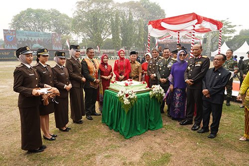 15 Kalteng1 Potong tumpeng menandai HUT TNI ke 78