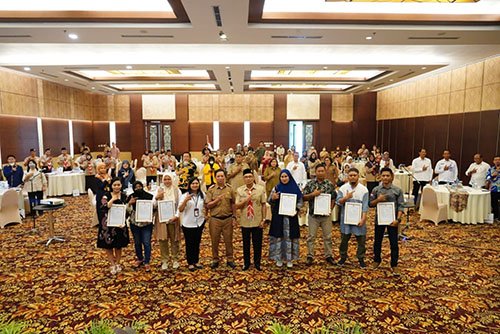 15 Kalteng3 Foto bersama konsultasi publik BPOM Kalteng