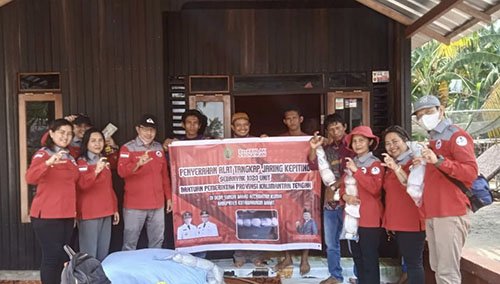 Bantuan Jaring Kepiting Gubernur Kalteng Diserahkan 1 15 Kalteng3 Penyerahan jaring kepiting di sungai Bakau Kobar ist