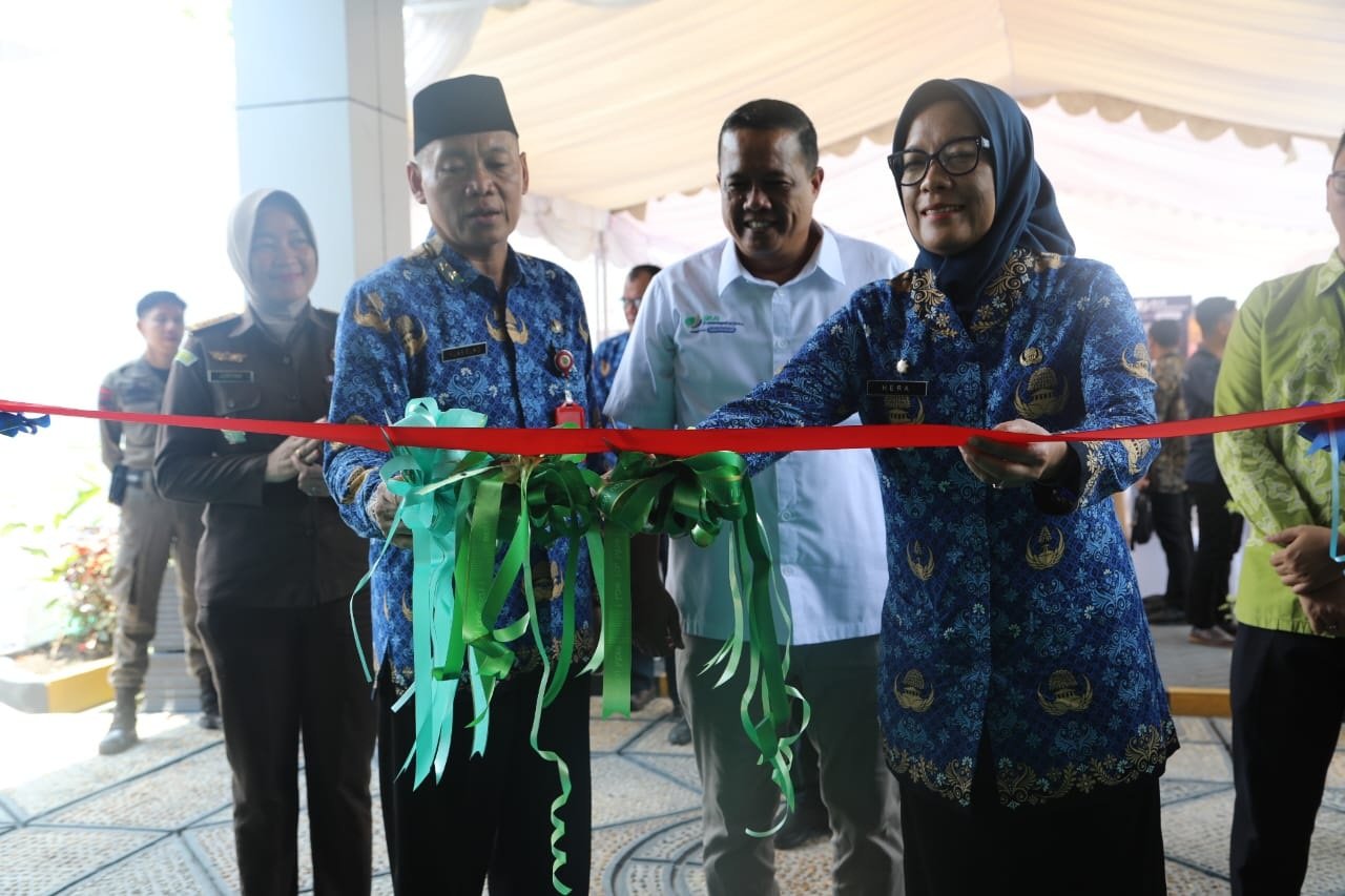 Sahli Yuas Elko Resmikan Ruang Layanan Baru Kantor BPJS Ketenagakerjaan 1 15 Penguntingan pita oleh Yuas Elko