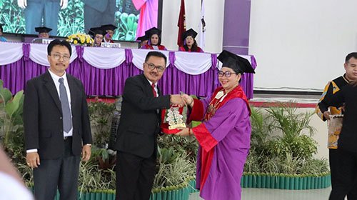 15 Wisuda Sarjana XVII dan Pasca Sarjana IV IAKN