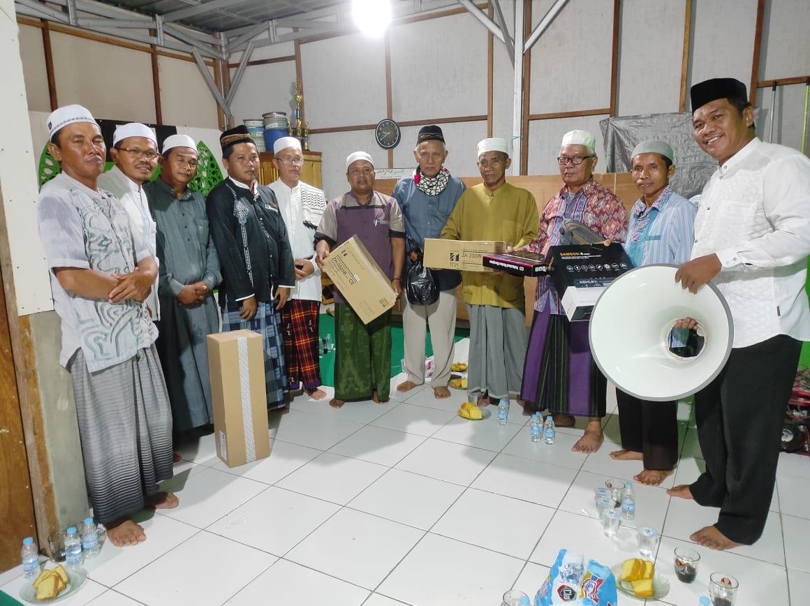 Anggota DPRD Silaturahmi dan Serahkan Sound Sistem Musholla. 1 15 katingan 5