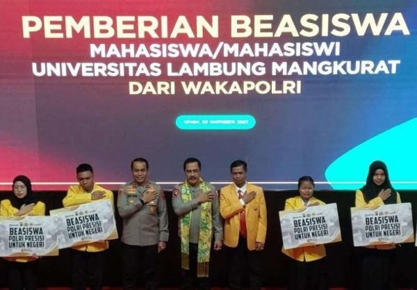 Wakapolri Serahkan Beasiswa dan Ribuan Sembako pada Masyarakat 1 1696219839616 I e1696227856390