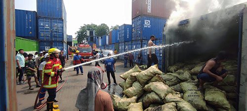 5 FOTO HL Kontainer Terbakar 3klm