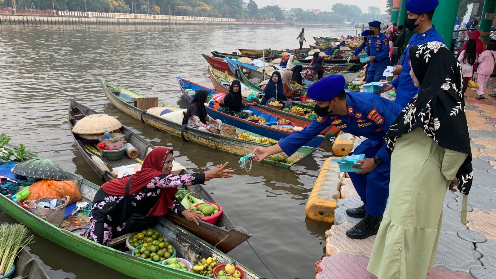 Sat Polairud dan Lanal Bagikan Masker di Pasar Terapunng 1 5 Sat Polairud dan Lanal Bagi Masker 3klm