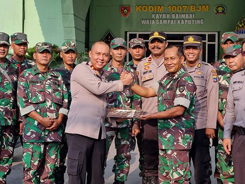 Datangi Kodim 1007, Polsek Banteng Ucapkan Selamat HUT TNI 1 6 Polsek Banteng HUT TNI 3klm