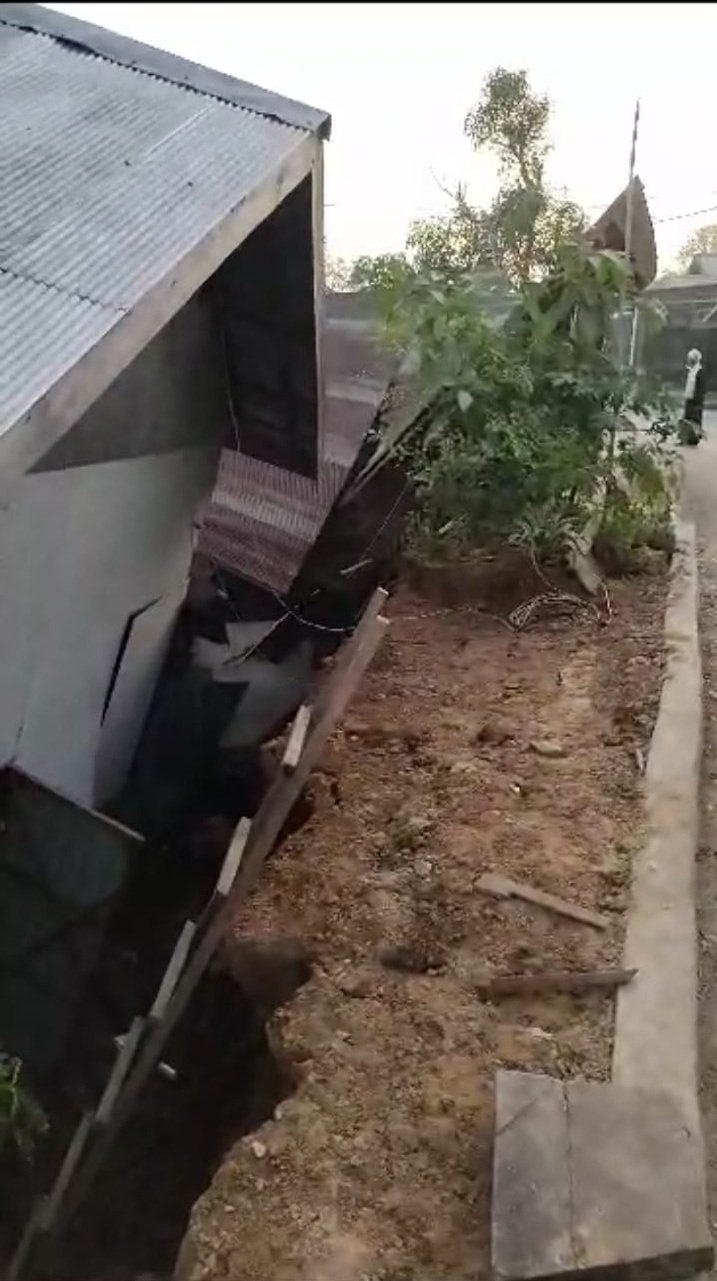 6 Rumah Warga Amblas Akibat Tanah Longsor 3klm