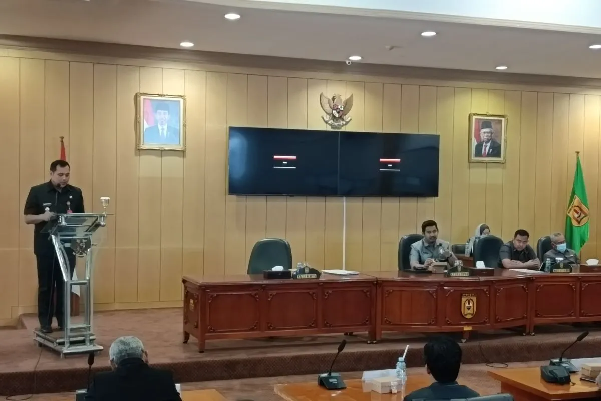 Wali Kota Banjarbaru Tanggapi Pandangan Umum Fraksi DPRD atas Pencabutan Perda 1 Hal 10 7 KLm Gabung 1