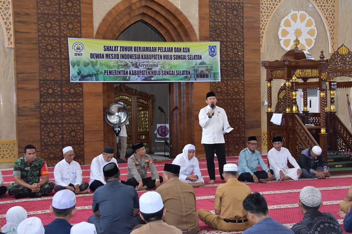 Ribuan Pelajar dan ASN Salat<br>Zuhur di Islamic Center HSS 1 Hal 12 HSS 1 3 klm 21