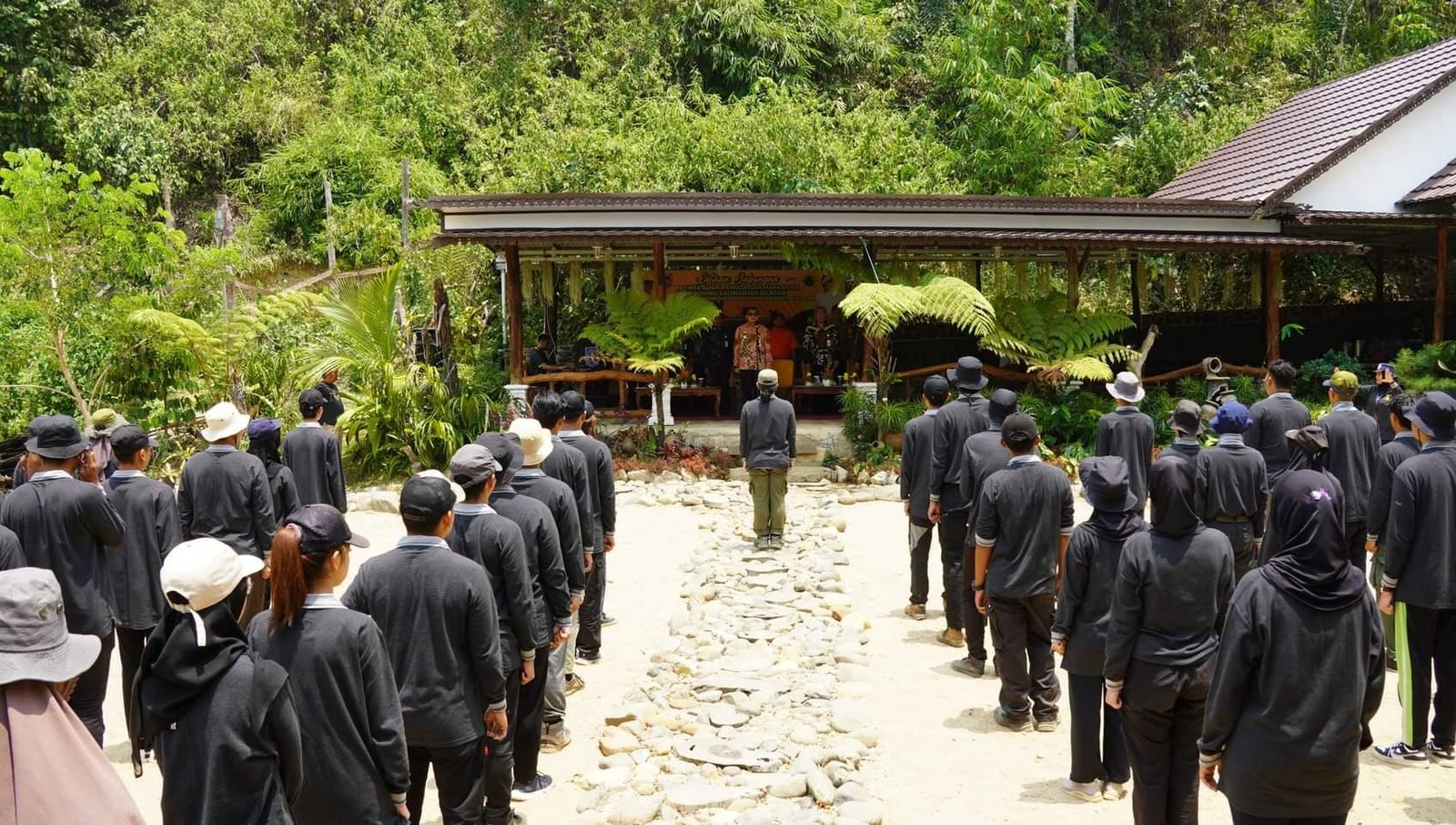 Latgab Komunitas Pecinta Alam Kalsel 1 Hal 12 HSS 3 klm 2