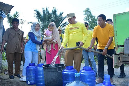 Pj Bupati HSS Bagikan Air Bersih ke Desa Taniran Kubah 1 Hal 12 HSS 3 kln