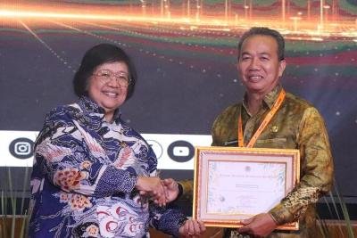 Bupati Tapin Dianugrahi Proklim Tropi Utama Oleh Menteri LHK 1 Hal 12 Tapin 35 klm 18
