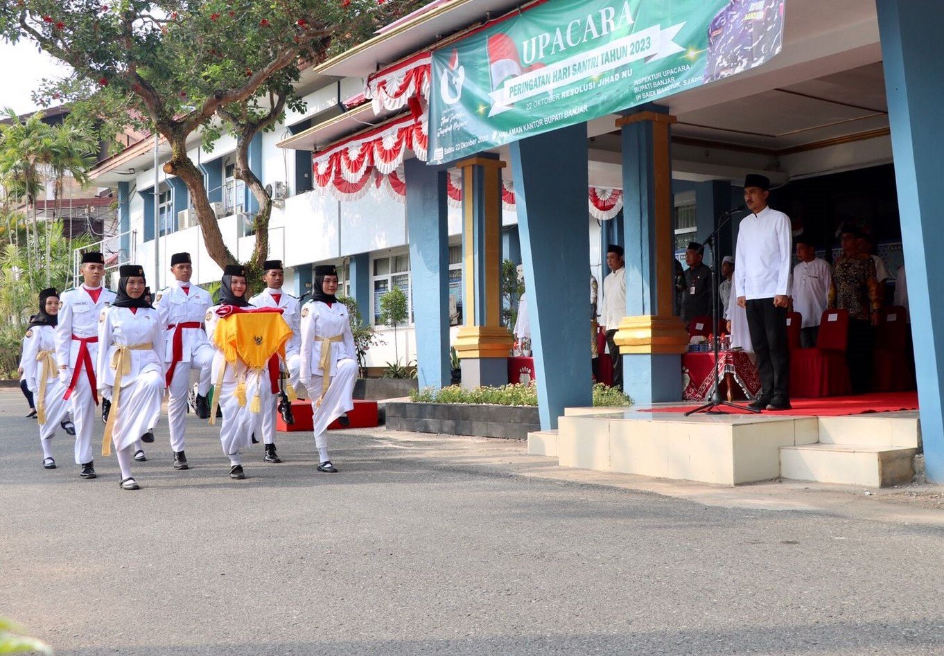 Upacara HSN, Bupati Ajak Komitmen Dukung Santri 1 Hal 16 4 KLm Martapura Hari Santri