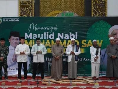 Hadiri Maulid Nabi Besar Muhammad SAW di Masjid Agung Al Akbar Balangan 1 Hal 2 Bal 3 klm 1