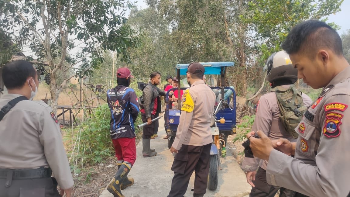 Petugas Gabungan Polsek Mandastana Padamkan Karhutlah 1 Hal 2 Marabahan 4 klm