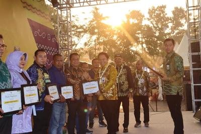 Paman Birin Beri Penghargaan PT BRE 1 Hal 2 Rantau 4 klm 12