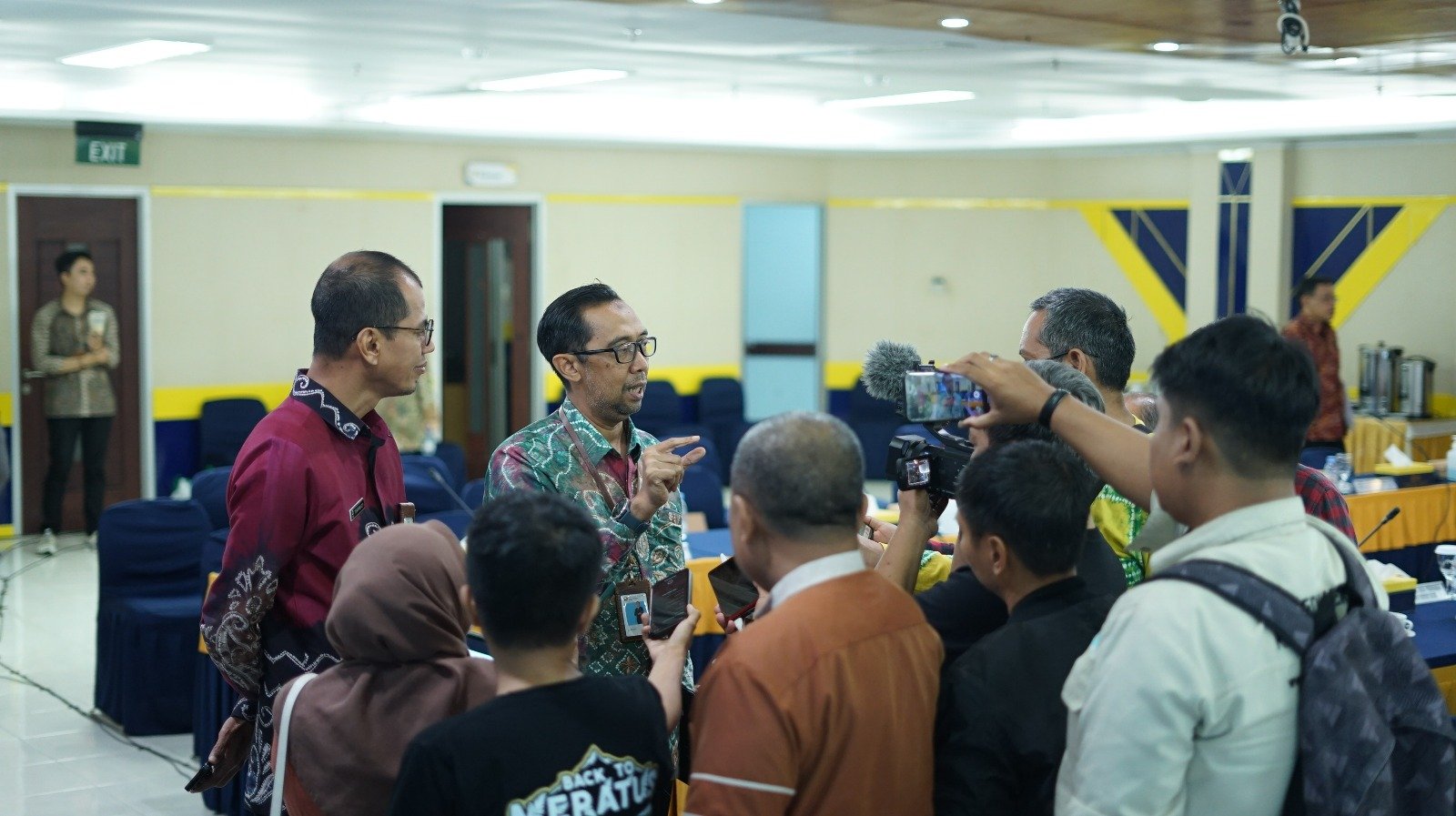 Penerimaan Pajak Tercapai <strong>DJP Kalimantan Selatan dan Tengah Naikkan Target Sendiri Jadi 20,5 Triliun</strong> 1 Hal 8 2 KLm Kepala Kanwil DJP Provinsi Kalimantan Selatan dan Tengah Tarmizi mendampingi Kepala Kanwil DJPb Provinsi Kalimantan Selatan Syafriadi saat diwawancarai wartawan