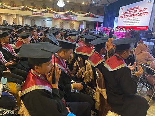 Lulusan STIEPAN Harus Bisa Mandiri 1 Hal 9 3 KLm Wisuda