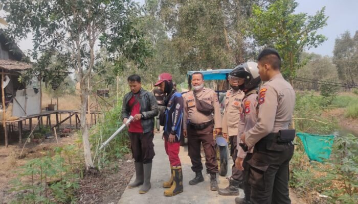 Petugas Gabungan Polsek Mandastana Padamkan Karhutla