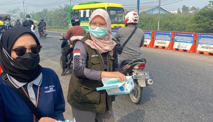 UPTD Pelayanan Krisis dan Epidemi Provinsi Kalsel dan Tim Kesehatan Pemprov Kalsel Bagi Masker Gratis di Batola