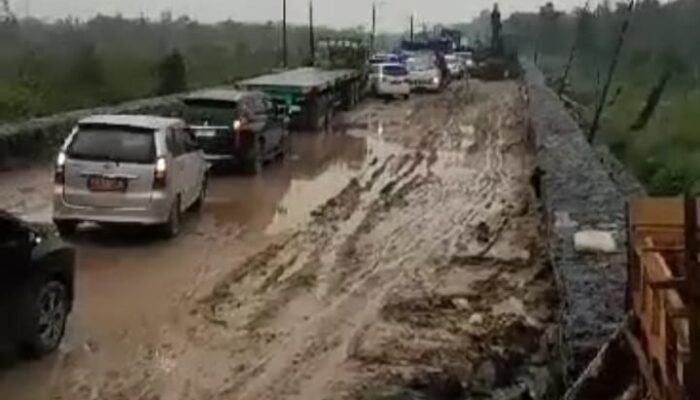 Jalan Trans Kalimantan Desa Tumbang Nusa Ditutup Sementara