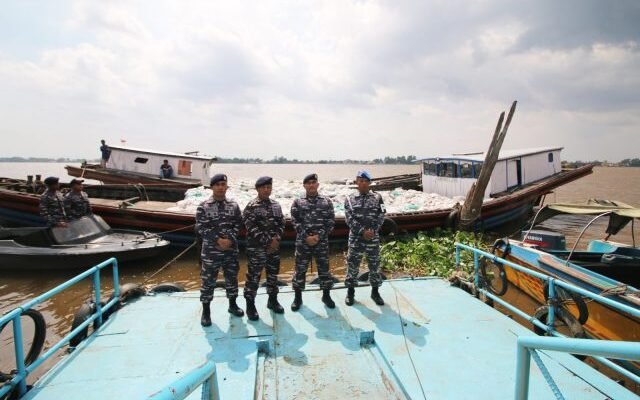 Lanal Banjarmasin Amankan Kapal Tanpa Dokumen Lengkap di Sungai Barito