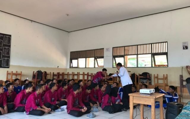 Siswa SMKN 2 Pelaihari Antusias Ikuti Aston Goes to School
