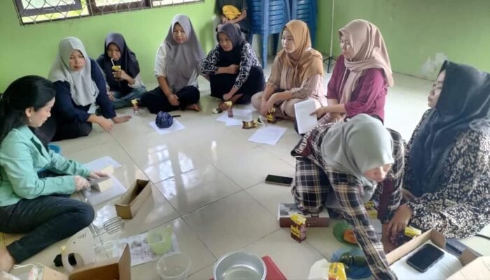 Ibu-Ibu PKK Desa Basungkai Dilatih Manfaatkan Minyak Jelantah jadi Lilin dan Sabun