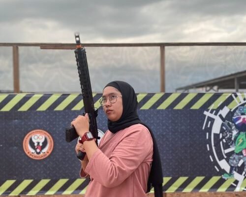‘Pensiun’ Nyanyi, Ariyanti Jadi Atlet Menembak Airsoft